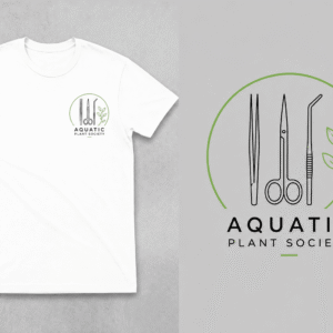 Playera blanca de algodón de la Aquatic Plant Society con logotipo minimalista de herramientas de aquascaping y brote verde en el pecho.