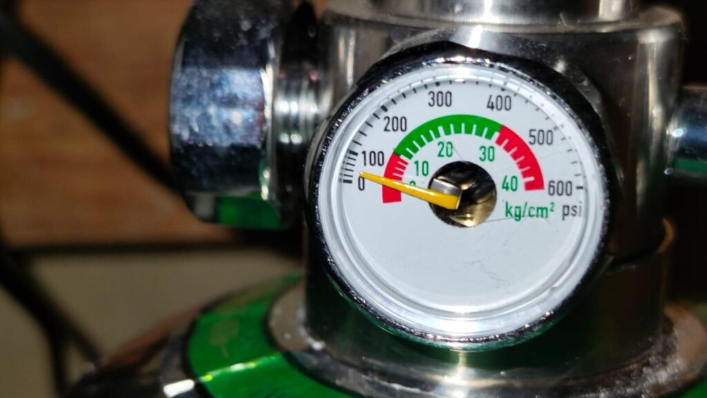 Sistema generador de CO2 por reacción química en tanque de acero inoxidable para acuario plantado, equipado con válvula solenoide de 12V, manómetro y contador de burbujas.
