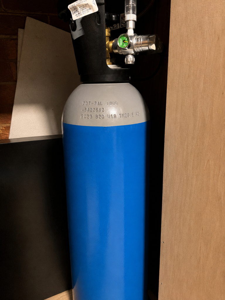 Cilindro de CO2 profesional para aquascaping con sistema de regulación de presión, contador de burbujas integrado y solenoide eléctrica para el control de inyección